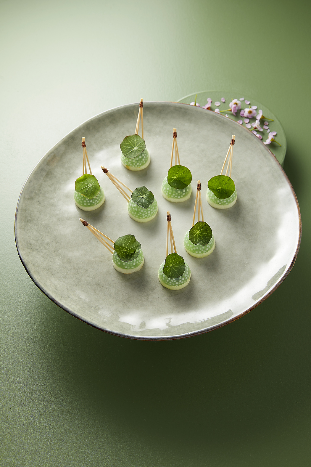 Perle de tapioca, tartare dherbes en transparence
