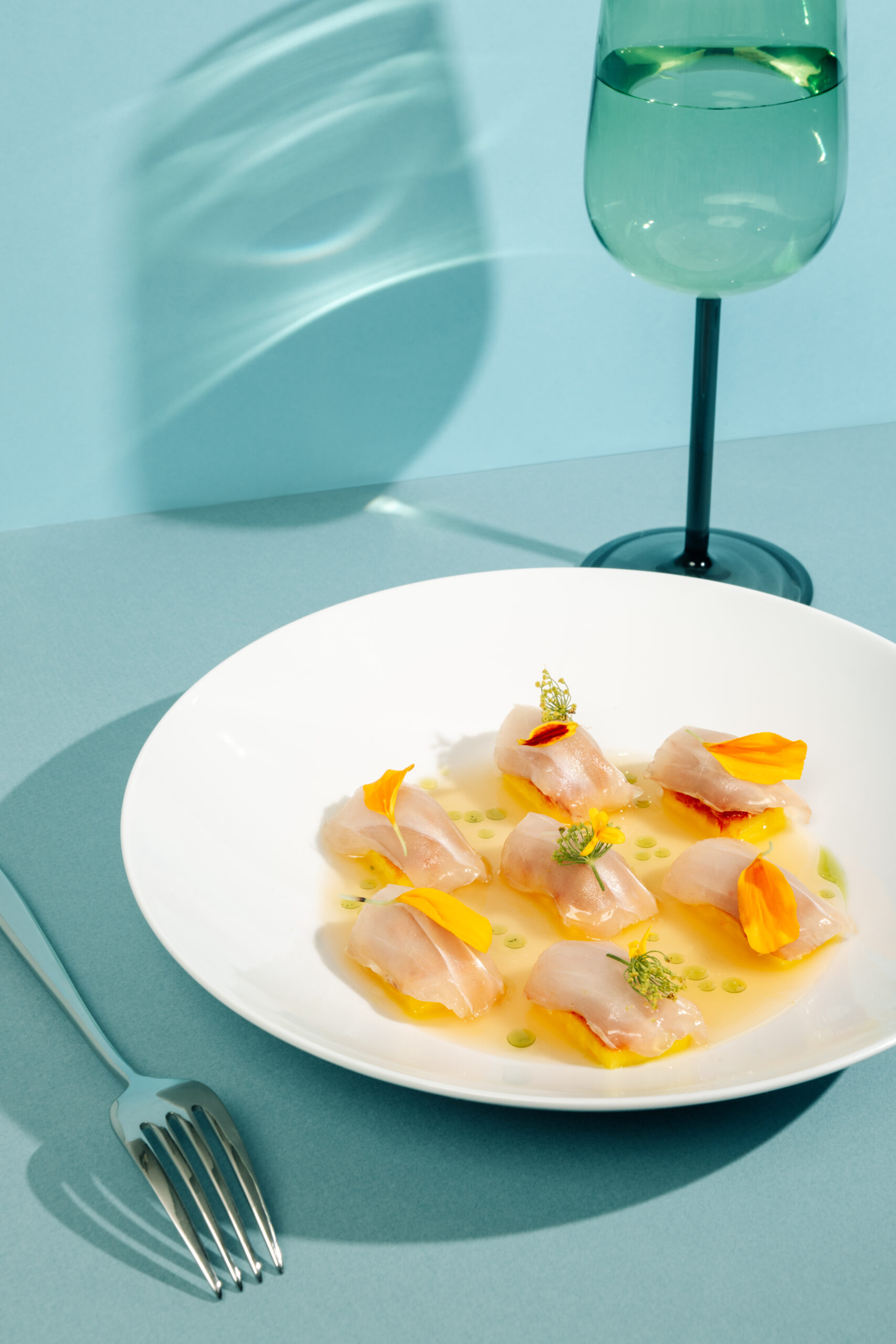 Gravlax de maigre, eau de tomate, tagète
