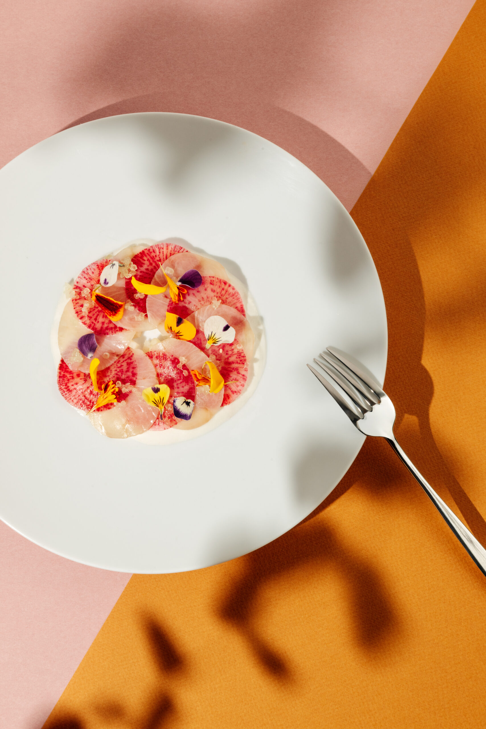 Seriole au lait d'amande, tagète, citron caviar